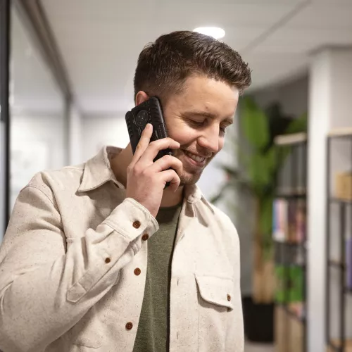 Jongen aan de telefoon